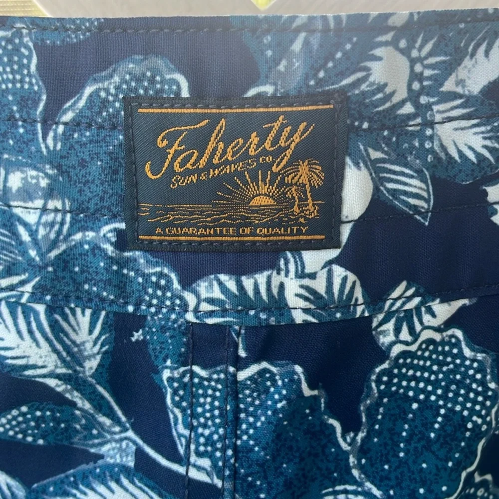 Faherty ‘Sunwashed Boardshorts’ in Frosty Bloom